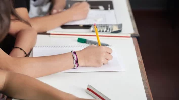 Absolvenții au susținut proba de Limba și Literatura Română la Bacalaureat. Ruxandra Achim, profesor: „Au existat greșeli de exprimare, ortografie, punctuație”