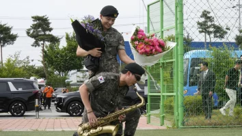 RM și V, membri ai BTS, au fost eliberați din armată după ce și-au îndeplinit serviciul militar obligatoriu. Trupa se reunește anul acesta