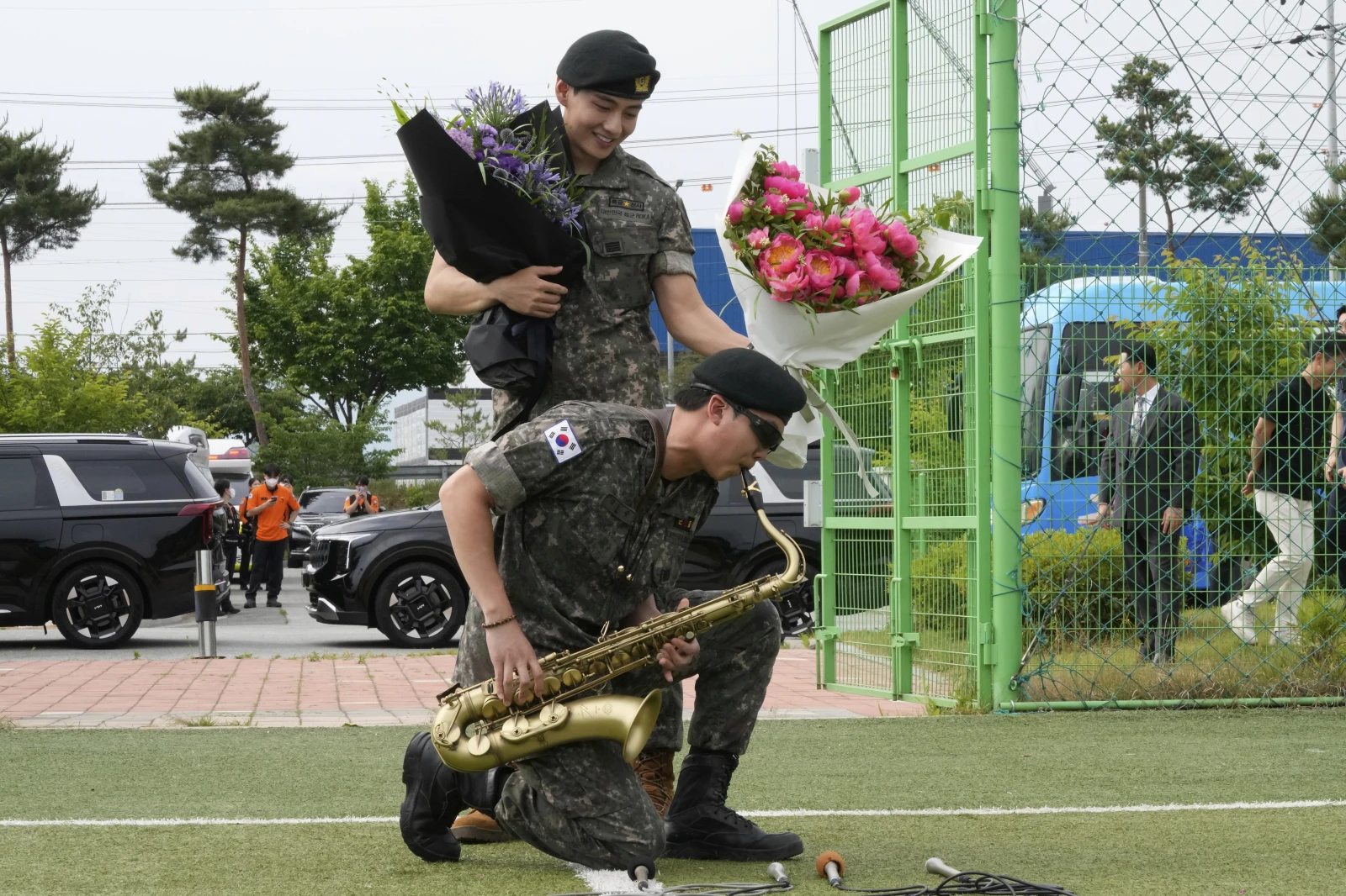 RM și V, membri ai BTS, au fost eliberați din armată după ce și-au îndeplinit serviciul militar obligatoriu. Trupa se reunește anul acesta