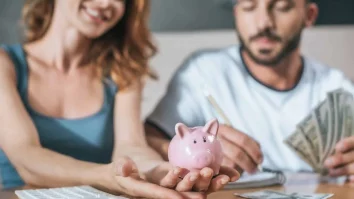 În 41% dintre cupluri, un partener ascunde chestiuni legate de bani. Cei mai mulți bărbați infideli financiar au conturi secrete