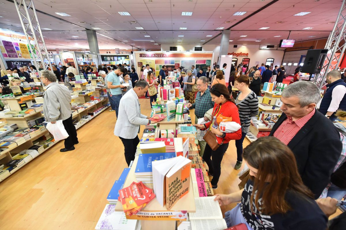 Bookfest Cluj-Napoca are loc la Centrul de Cultură Casino din Parcul Central. Mihai Mitrică, director executiv: „De trei ani, în România, se vând mai puține cărți decât înainte de pandemie”