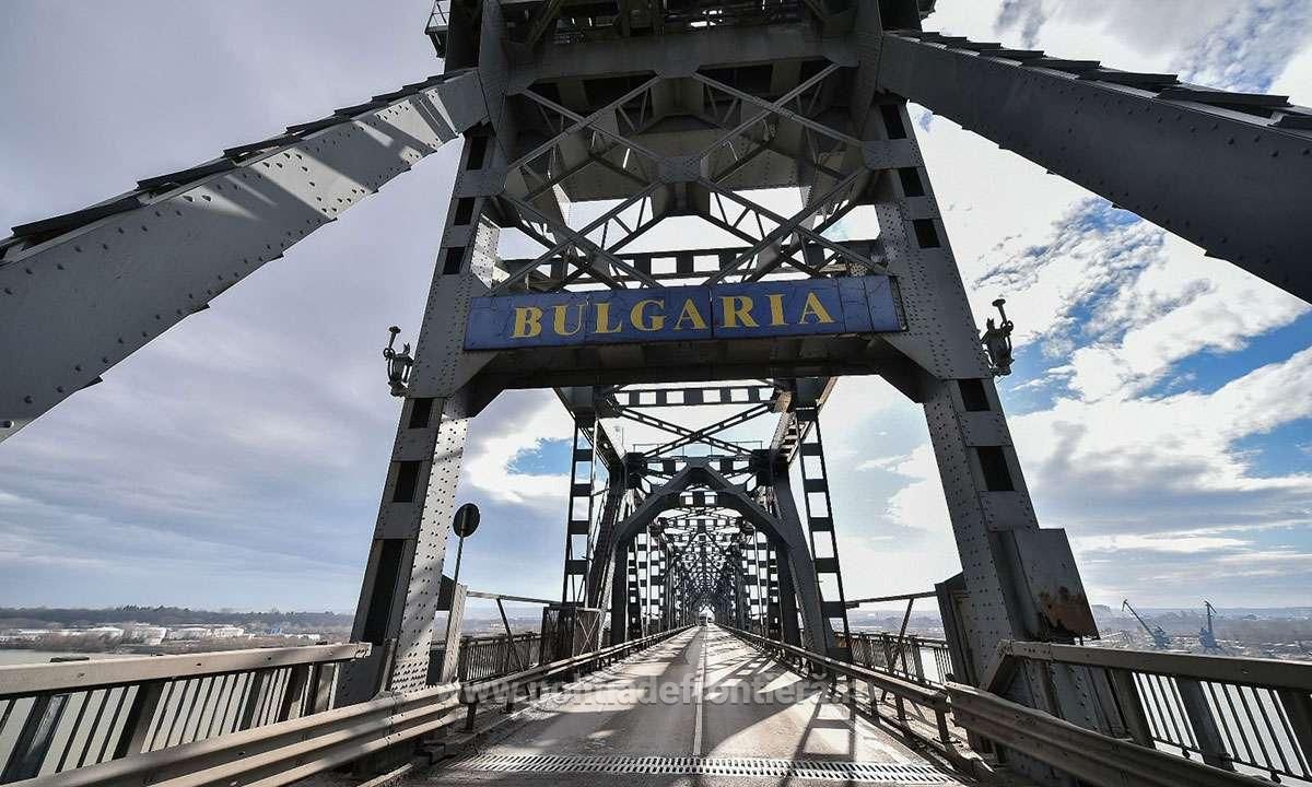 Ai grijă la trafic dacă pleci din țară pe la bulgari. Pe podul Giurgiu-Ruse se circulă pe o singură bandă din cauza lucrărilor din Bulgaria