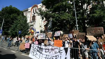 Elevii şi studenţii protestează astăzi în Capitală faţă de scăderea fondului de burse: „Nu din burse strângi averi”