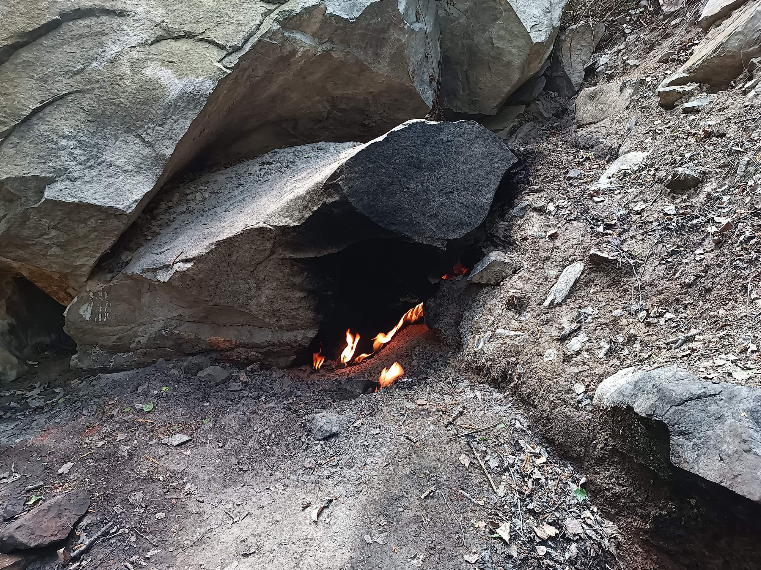 „Aurul negru” din Beciu devine atracție turistică: Izvoare naturale de petrol, transformate în destinație de explorat în Geoparcul UNESCO Ținutul Buzăului