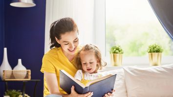 Poveștile de seară dispar: Doar 40% dintre părinți mai citesc cu plăcere copiilor