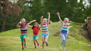 Stresul și condițiile mai grele scurtează telomerii în cazul copiilor din medii sărace. Ce au descoperit cercetătorii