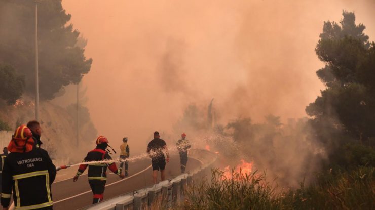 Un incendiu de pădure de proporții a izbucnit în zona Pisak din Croația. Autostrada Adriatică a fost închisă și sute de oameni sunt evacuați