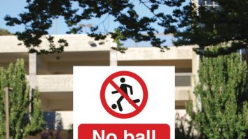 Britanicii vor să elimine tăblițele cu „interzis jocul cu mingea”. Autoritățile vor să încurajeze copiii să se joace afară