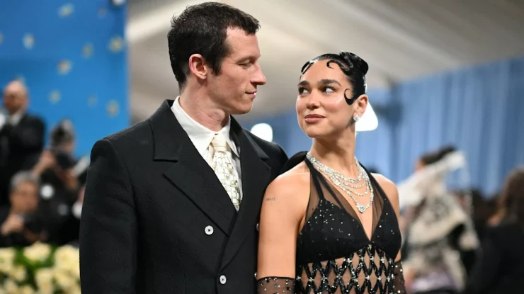 Dua Lipa a confirmat logodna cu actorul Callum Turner. Artista se află într-o relație de un an și jumătate
