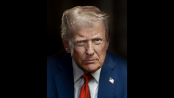 Casa Albă dezvăluie noul portret al lui Donald Trump, într-o lumină total diferită față de portretul de la inaugurare