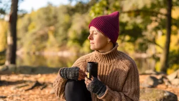 Generația Z rescrie regulile. Tinerii nu suportă liniștea. Le provoacă panică și anxietate