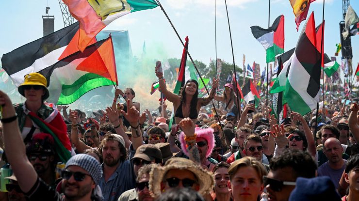 Scandal la Glastonbury: Un membru al trupei Bob Vylan a strigat „Moarte IDF”. Poliția investighează incidentul