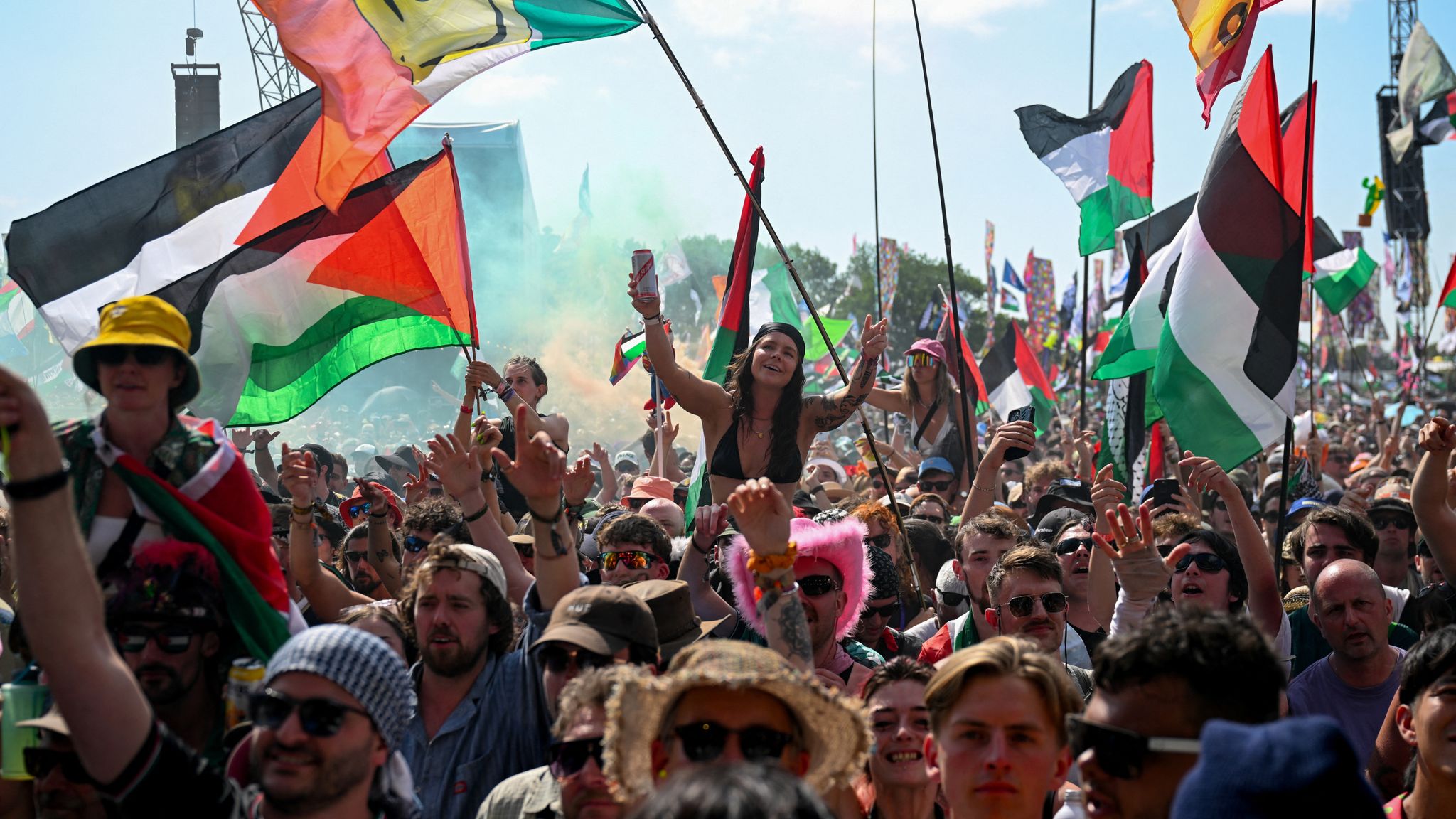 Scandal la Glastonbury: Un membru al trupei Bob Vylan a strigat „Moarte IDF”. Poliția investighează incidentul