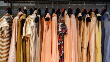 Producția textilă poluează 20% din apele curate, din cauza vopsirii țesăturilor. Adrian Vele, fondator Velements: „E important să privești haina veche cu ochi noi”