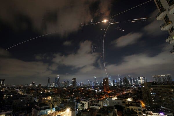 LIVE UPDATE. Război Israel-Iran: Trump decide dacă SUA intră sau nu în război de partea Israelului. Atacurile continuă. Liderul Suprem Ali Khamenei respinge apelul lui Trump la „capitulare necondiționată” și spune oficial că Iranul e în război