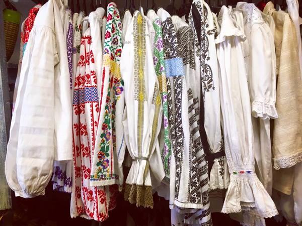 Designeri precum Tom Ford sau YSL s-au inspirat din ia românească. George Enache, art director: „Pe cât de fascinantă e, pe atât de multe bătăi de cap îți dă când vrei să o integrezi într-o ținută”