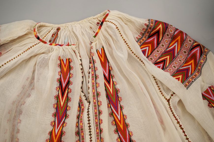 Astăzi sărbătorești Ziua Internațională a Iei Românești. Andreea Tănăsescu, fondator „La Blouse Roumaine”: „Este un ADN al creativității”