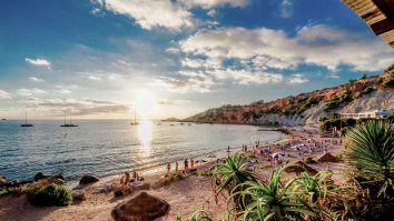 Ibiza le interzice turiștilor să mai vină pe insulă cu mașinile personale. Ce trebuie să știi pentru următoarea vacanță