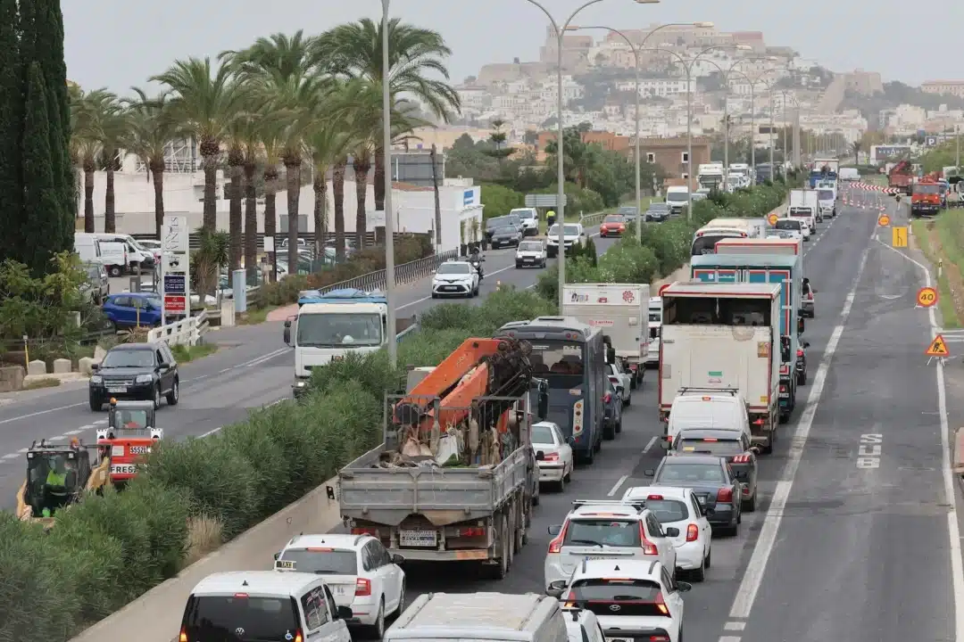 Ibiza limitează numărul turiștilor care vin cu mașini proprii. Doar 20.000 de vehicule vor putea circula în fiecare zi pe insulă