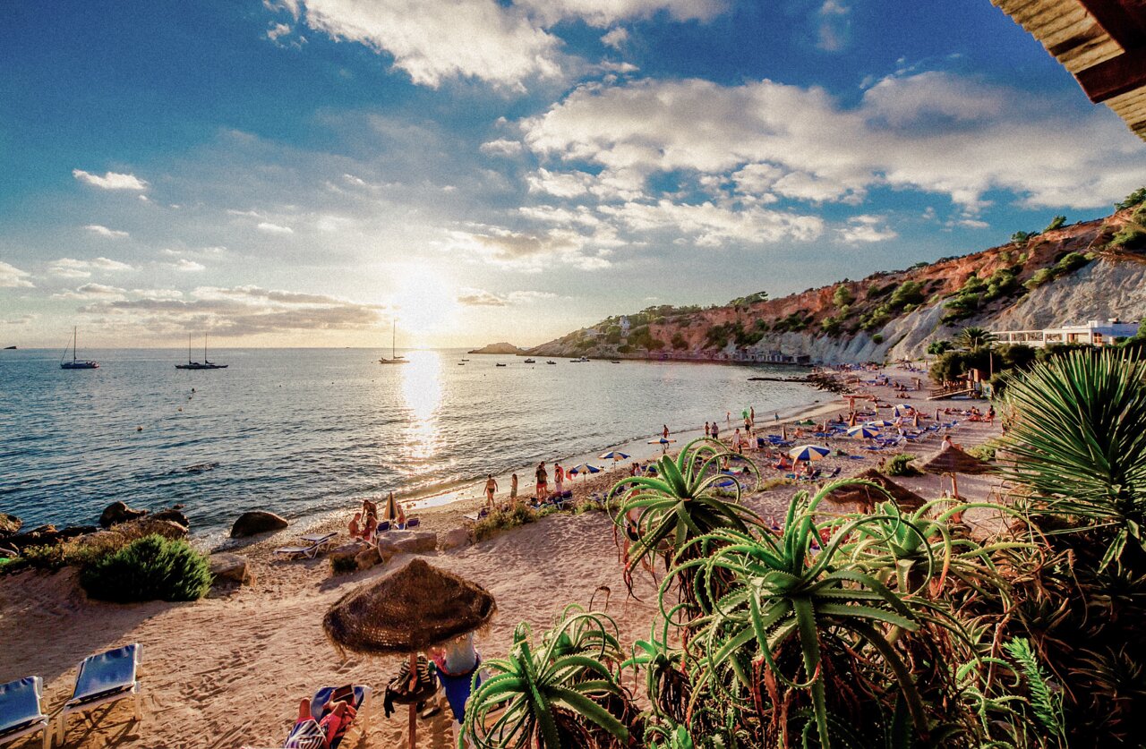 Ibiza le interzice turiștilor să mai vină pe insulă cu mașinile personale. Ce trebuie să știi pentru următoarea vacanță