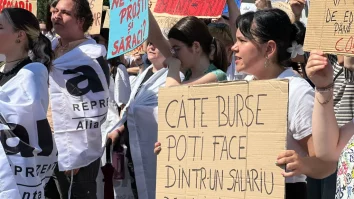 Studenții au ieșit în stradă pentru a protesta față de tăierea burselor: „Tăiați din corupție, nu din educație!”