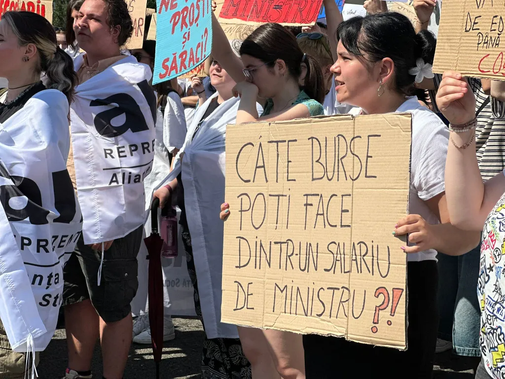 Studenții au ieșit în stradă pentru a protesta față de tăierea burselor: „Tăiați din corupție, nu din educație!”