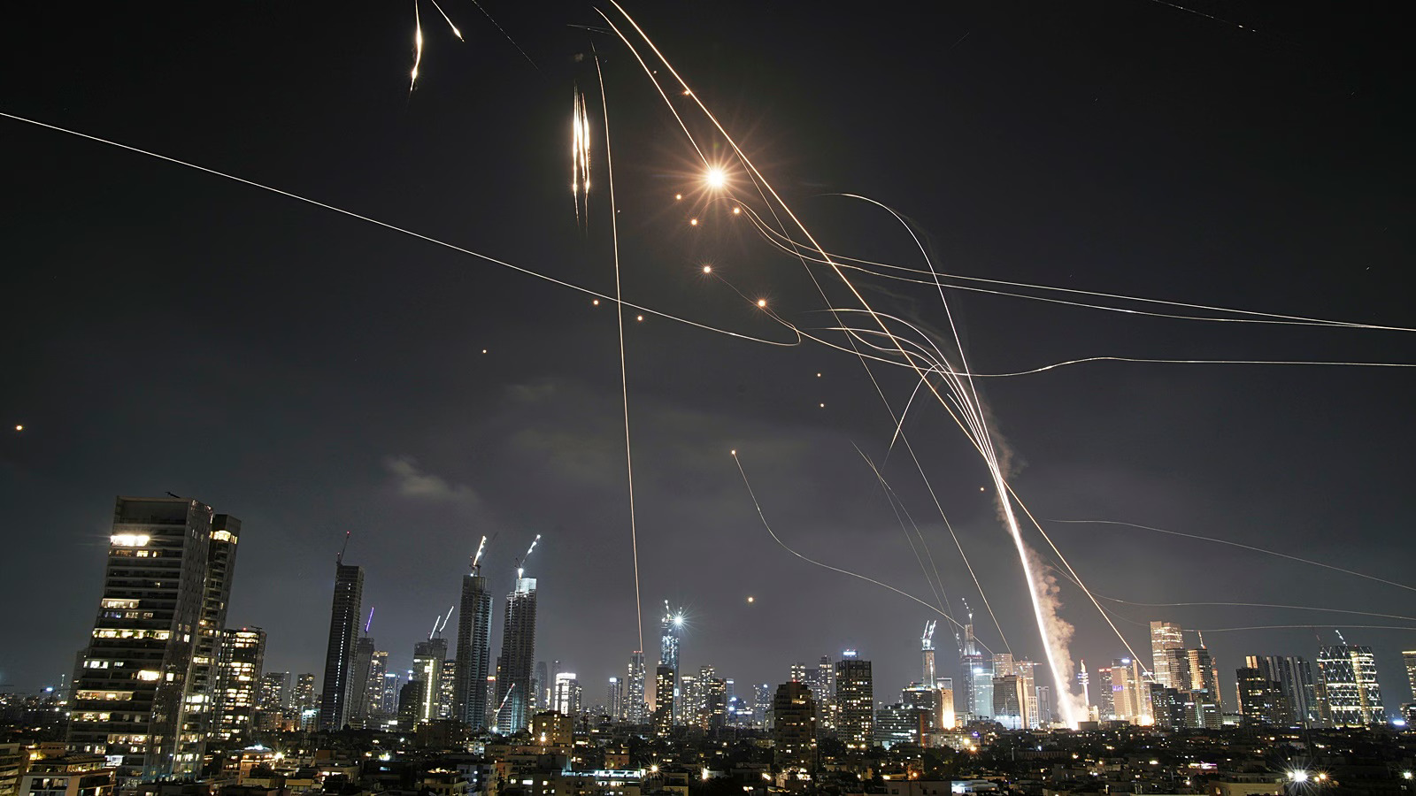 Israelul și Iranul au extins atacurile asupra infrastructurii Hormuz. Cât de repede poate escalada situația