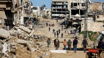  17 palestinieni au fost uciși de focuri de armă israeliene în timp ce se apropiau de un centru de distribuție a ajutoarelor în centrul Gazei