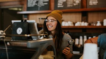 Joburile pentru absolvenți au scăzut cu 33%, cel mai mic nivel în 7 ani. A.I.-ul înlocuiește locurile de muncă entry