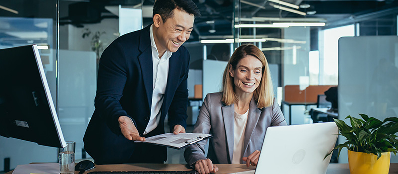 Corporate love bombing este o stare de manipulare care se aplică și în relațiile amoroase. Cum se manifestă la job