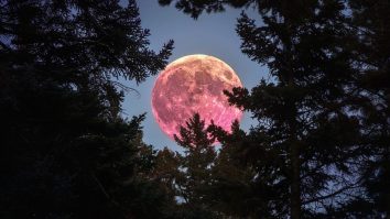 Astăzi vezi Luna Căpșună, cea mai joasă Lună Plină din ultimii 18 ani. Ce face fenomenul atât de spectaculos