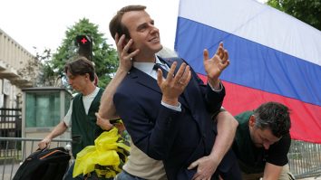 O statuie de ceară a președintelui Emmanuel Macron a fost furată dintr-un muzeu din Paris de către activiști ecologiști