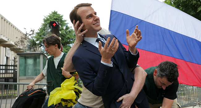 O statuie de ceară a președintelui Emmanuel Macron a fost furată dintr-un muzeu din Paris de către activiști ecologiști