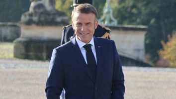 Lucrătorii portuari blochează livrările de arme ale Franței către Israel. Ce spune Președintele Macron