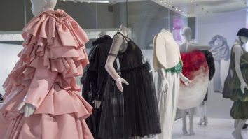 V&A Museum își deschide depozitele pentru public. Ai ocazia să comanzi o „întâlnire” individuală cu obiectul dorit