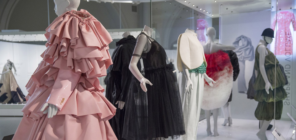 V&A Museum își deschide depozitele pentru public. Ai ocazia să comanzi o „întâlnire” individuală cu obiectul dorit