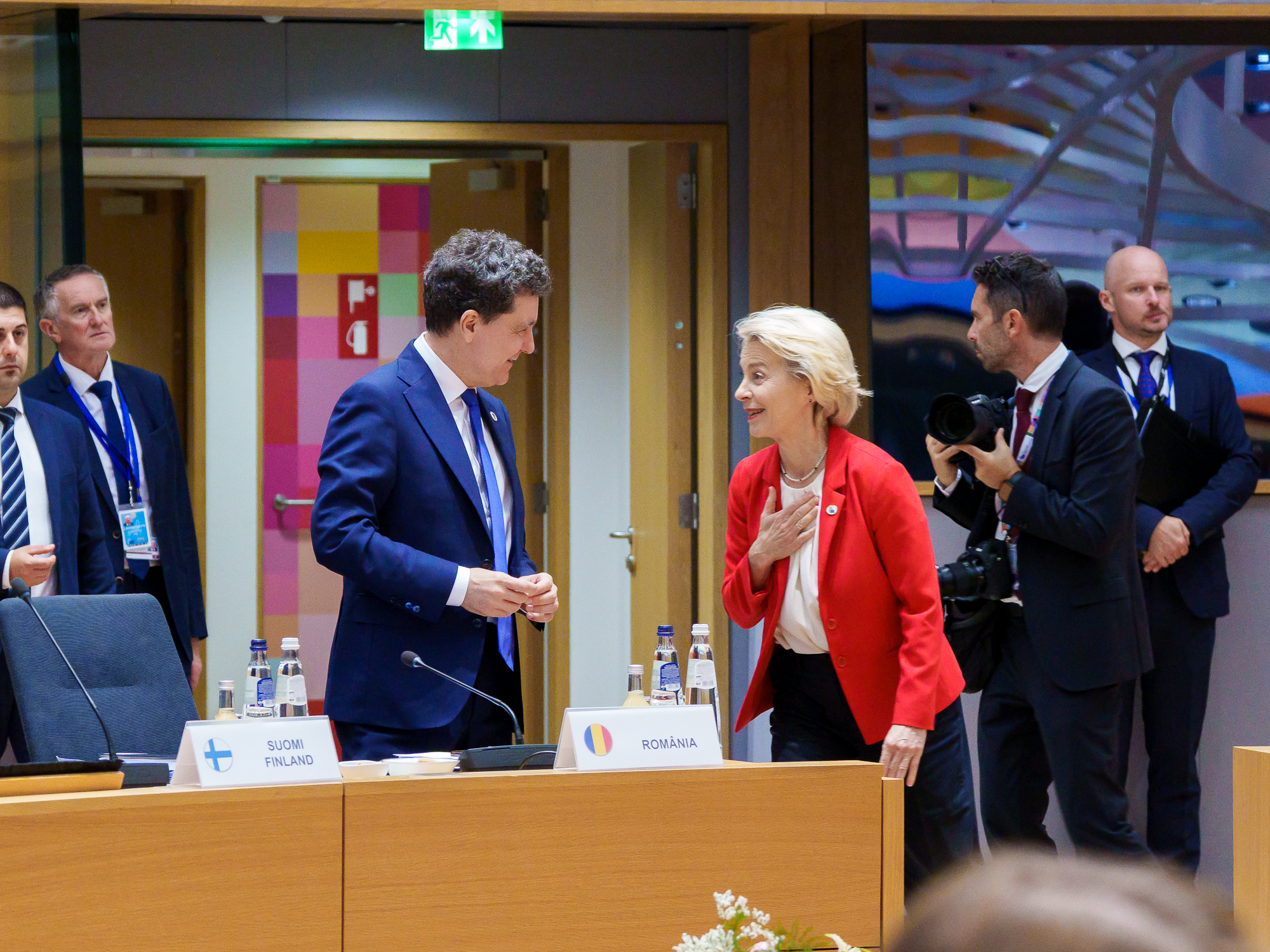 Nicușor Dan s-a întâlnit cu europarlamentarii români la Bruxelles. „România e gata să ia parte la inițiativele UE pentru apărare”