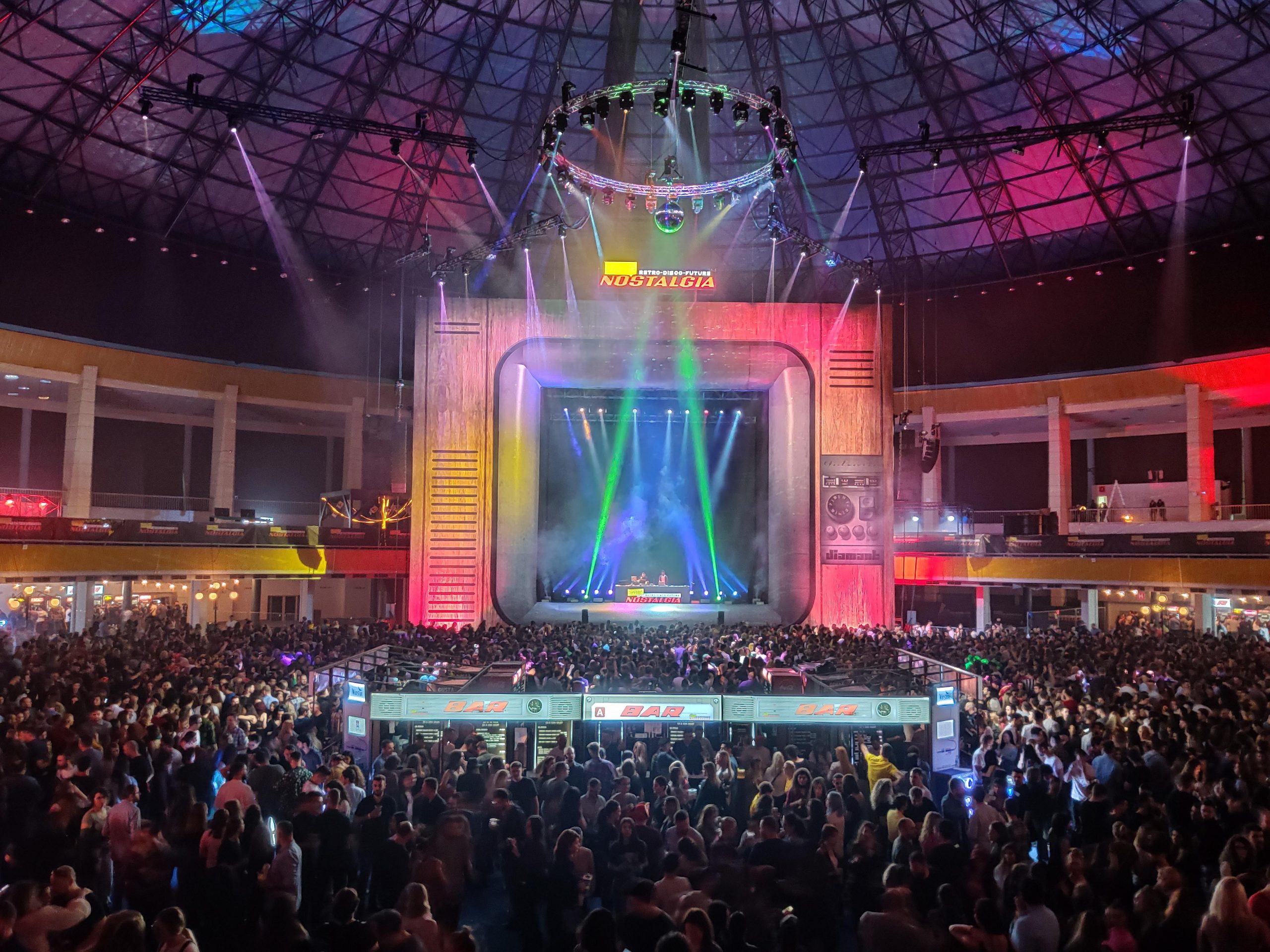 Festivalul Nostalgia 2025 are loc între 26–29 iunie, în Pădurea Băneasa. Ce muzică te așteaptă în acest weekend