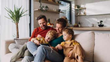 Părinții de fete au raportat stres zilnic aproape dublu față de cei de băieți. Ce arată ultimele studii