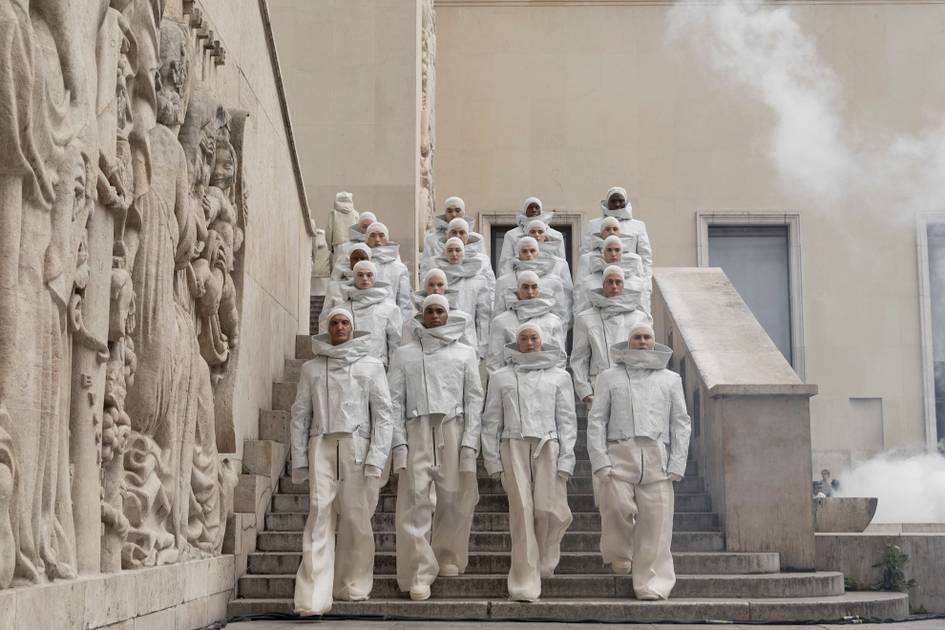 Palais Galliera prezintă prima expoziție din Paris dedicată lui Rick Owens. De ce nu trebuie să ratezi muzeul
