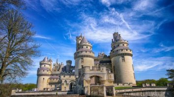 Pierrefonds este o cetate fortificată care datează din epoca medievală. De ce nu trebuie să ratezi castelul