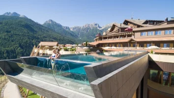 Vara este despre soare, bronz și relaxare. Care sunt cele mai spectaculoase piscine ale lumii și cât te costă să înoți la înălțime