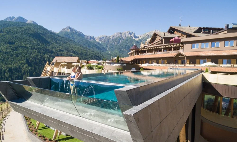Vara este despre soare, bronz și relaxare. Care sunt cele mai spectaculoase piscine ale lumii și cât te costă să înoți la înălțime