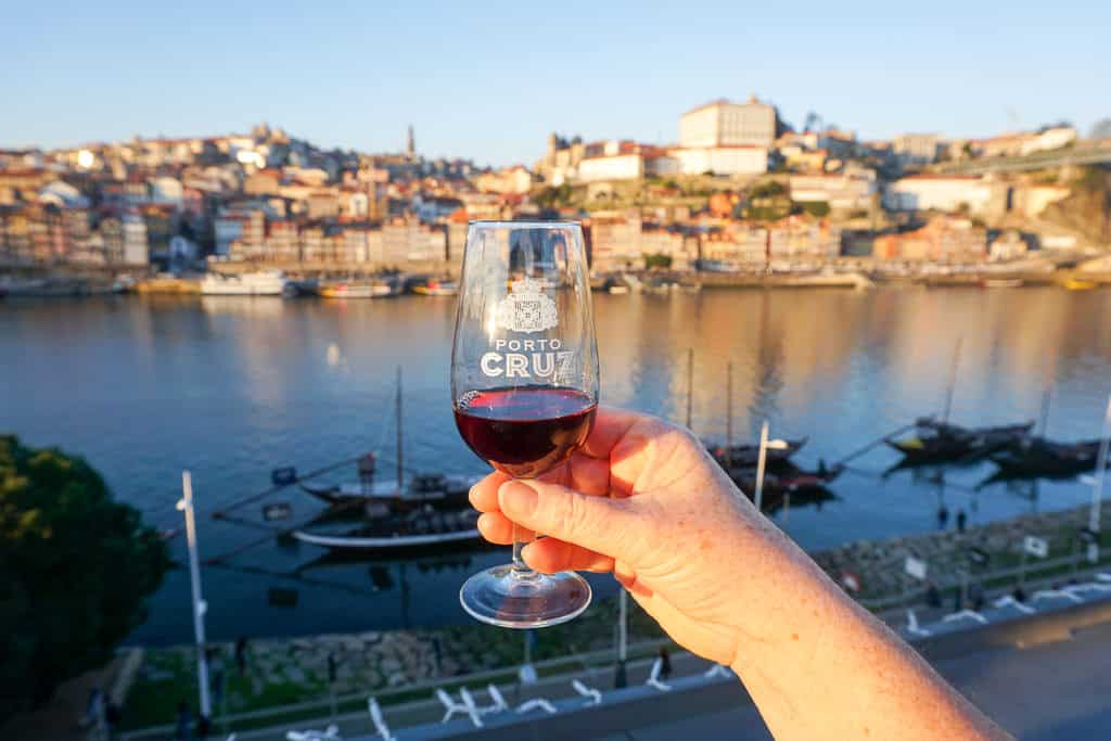 Porto interzice vânzarea de alcool în spații publice. Ce alte orașe turistice cunoscute au restricții similare
