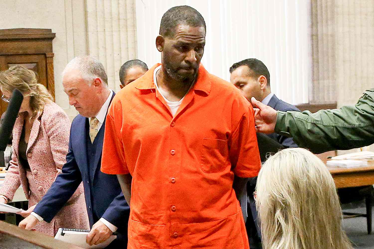 Avocații lui R. Kelly cer eliberarea lui urgentă în detenție la domiciliu. Echipa acuză oficialii de conspirație pentru a-l ucide