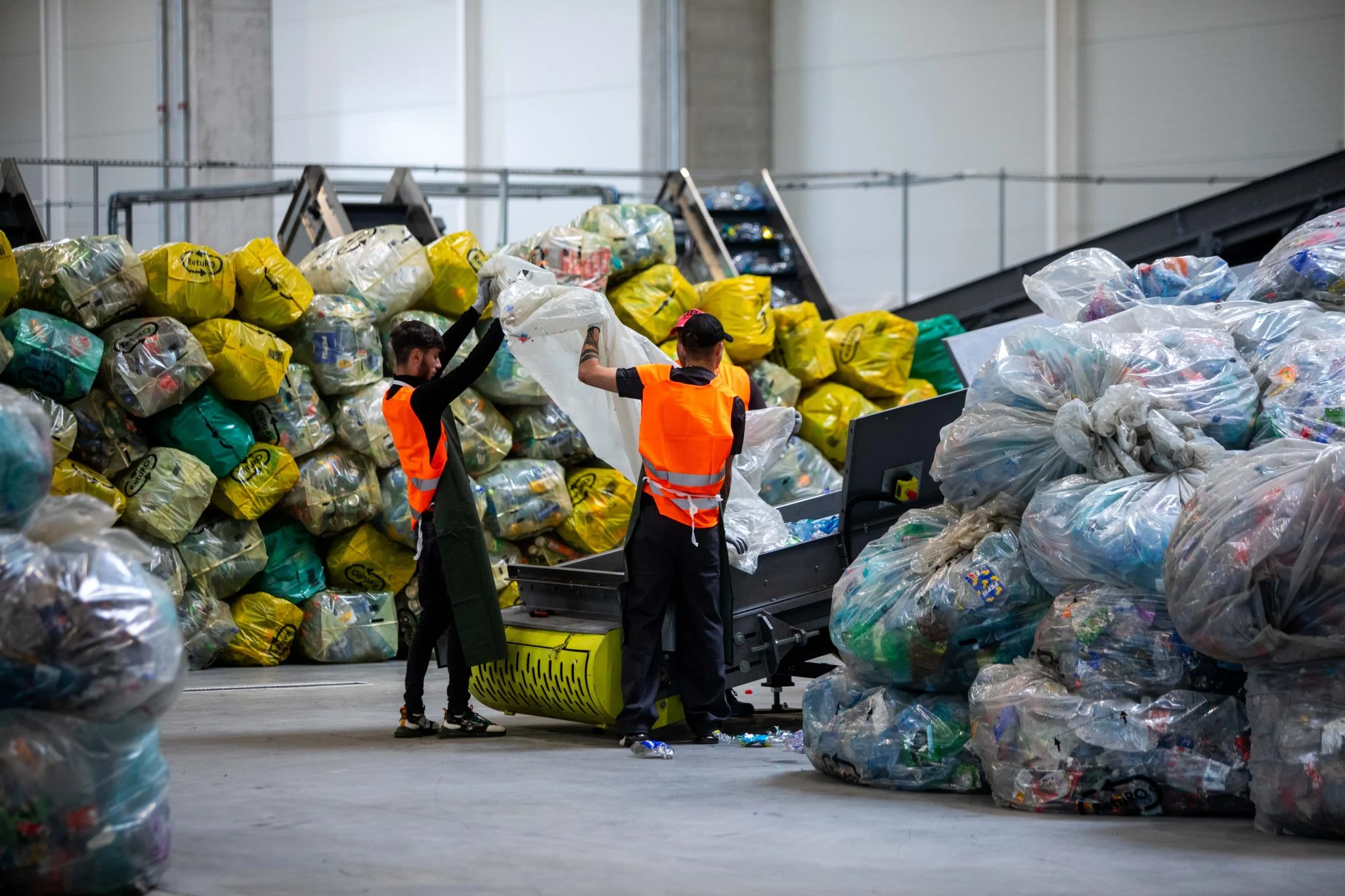 2 tineri din Iași lansează prima aplicație din România care digitalizează reciclarea, Reverse PET. Bogdan Roșu, fondator: „Aplicația e gratuită și poate fi descărcată de pe iOS și Android”