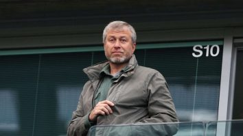 UK amenință că îl va da în judecată pe Roman Abramovich, pentru a elibera cele 2,5 miliarde de lire din vânzarea Chelsea. Banii erau destinați victimelor din Ucraina