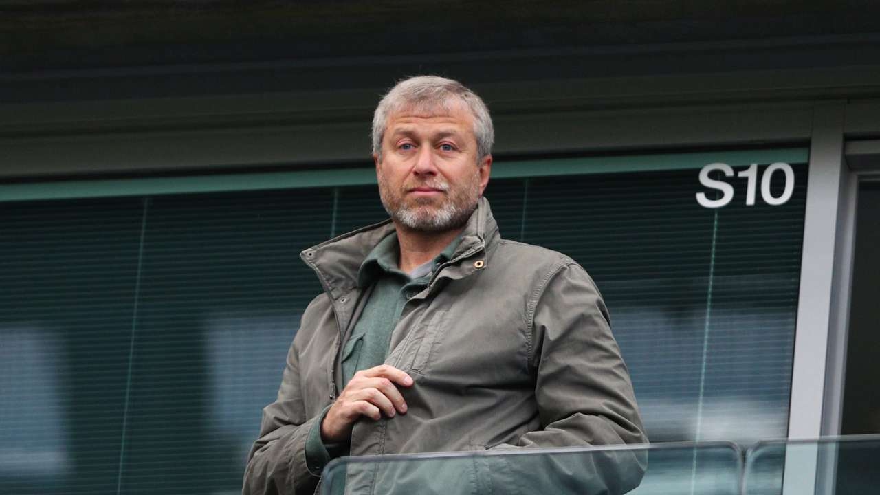 UK amenință că îl va da în judecată pe Roman Abramovich, pentru a elibera cele 2,5 miliarde de lire din vânzarea Chelsea. Banii erau destinați victimelor din Ucraina
