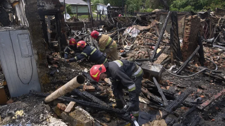 Cinci persoane au murit în orașul Pryluky în urma unui atac nocturn cu drone rusești. Zelenski cere sancțiuni internaționale mai dure