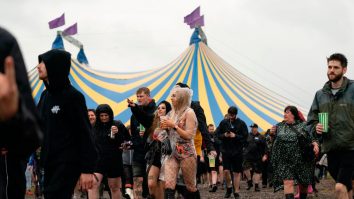 Organizatorii de la Download Festival nu te mai lasă cu ceasuri inteligente la mână. Alertele automate sperie urgențele